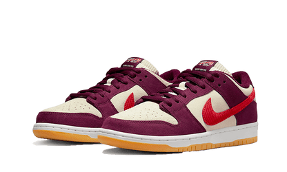 Nike

SB Dunk Low Skate Like A Girl Bordeaux - MAILLOT DE FOOT PRO