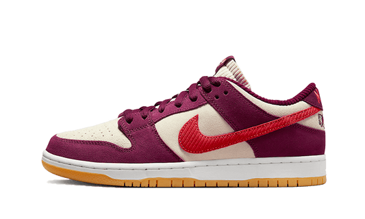 Nike

SB Dunk Low Skate Like A Girl Bordeaux - MAILLOT DE FOOT PRO