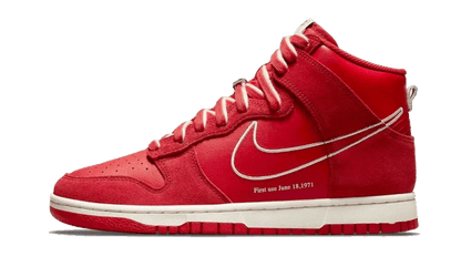 Nike

Dunk High First Use University Red - MAILLOT DE FOOT PRO