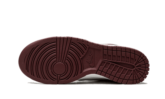 Nike

Dunk Low Bordeaux - MAILLOT DE FOOT PRO