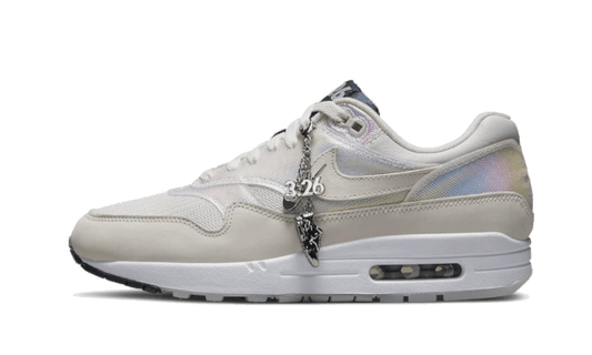 Nike

Air Max 1 La Ville Lumière - MAILLOT DE FOOT PRO
